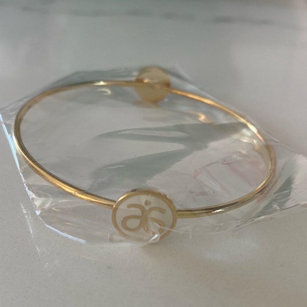 4/$10 NWOT Arbonne logo bracelet